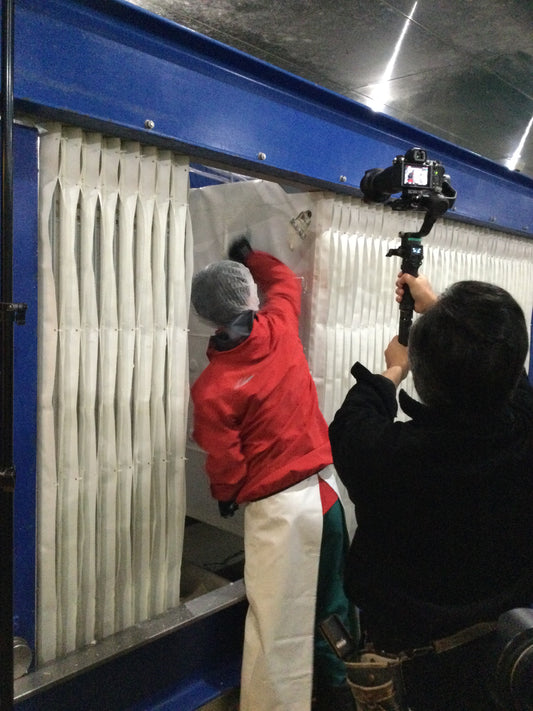 酒粕の取り出し作業